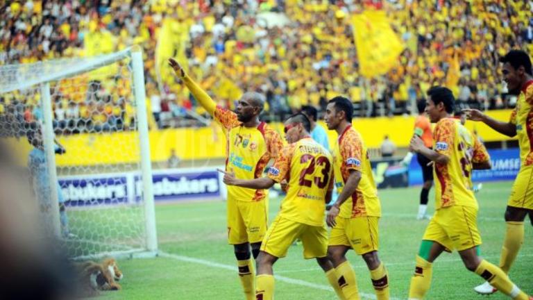 Costume Sepakbola Liga Indonesia Bermotif Batik